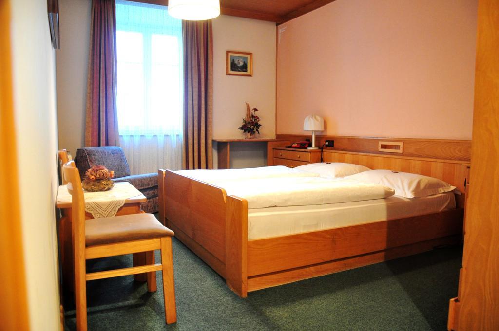Hotel Grauer Baer Bressanone Oda fotoğraf