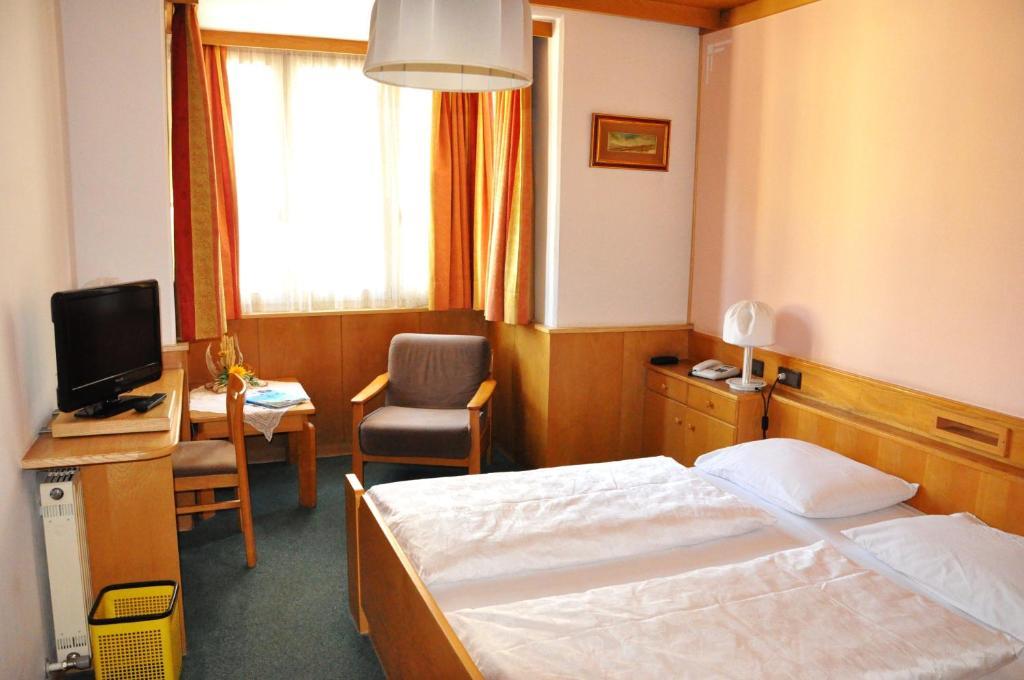 Hotel Grauer Baer Bressanone Oda fotoğraf