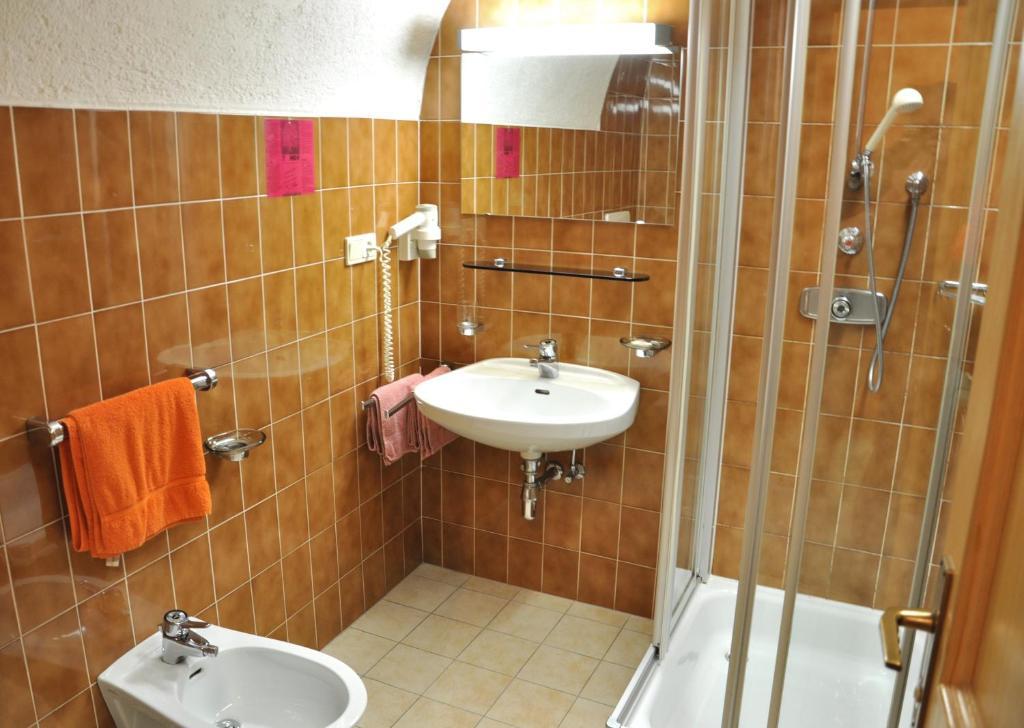 Hotel Grauer Baer Bressanone Oda fotoğraf